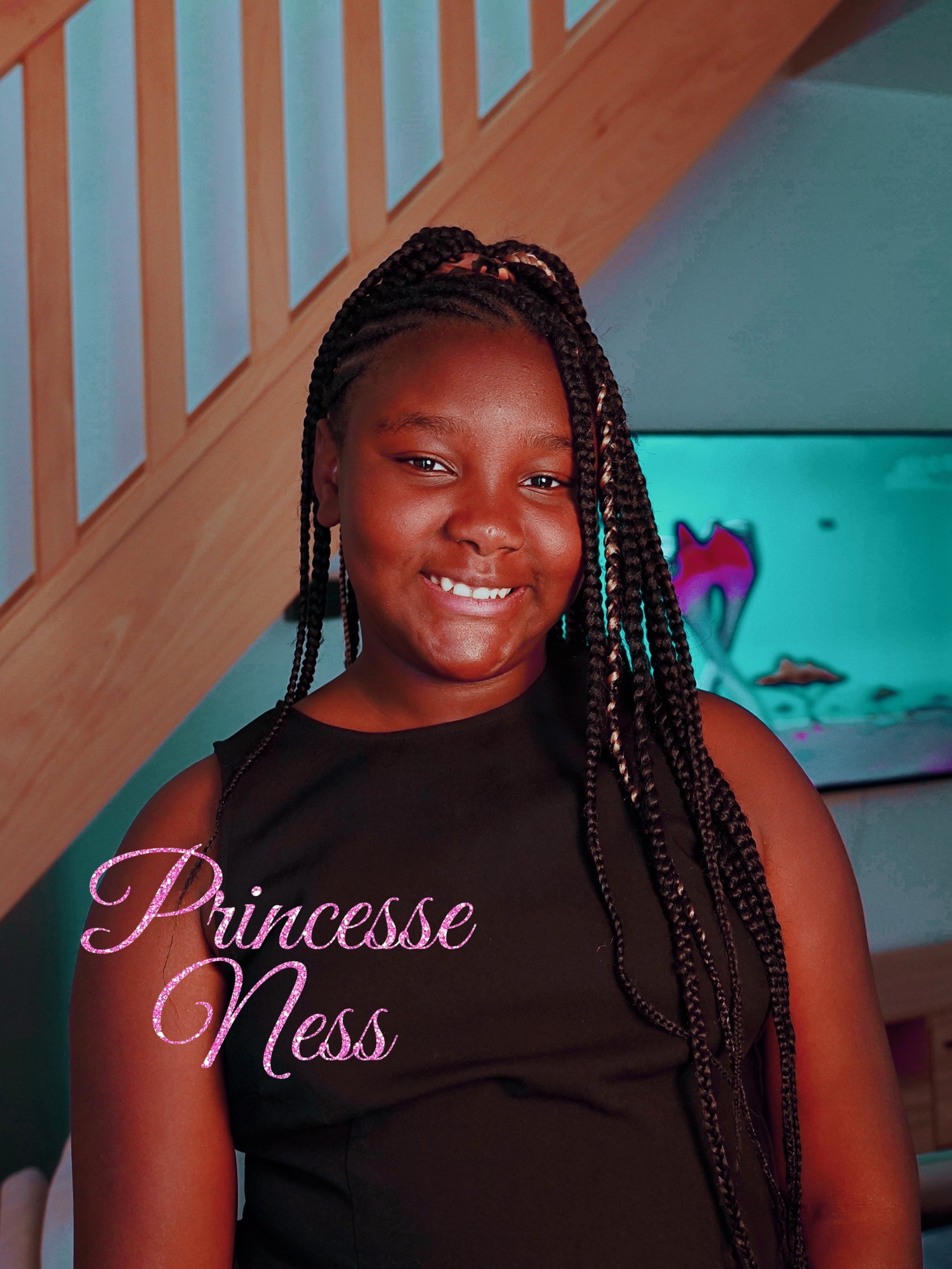 Portrait souriant d'une jeune fille avec titre pailleté